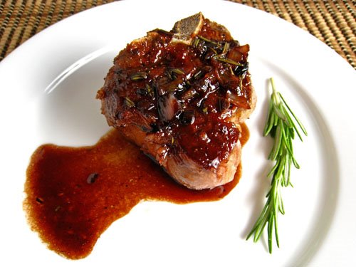 Lamb Chops with Pomegranate and Red Wine Sauce